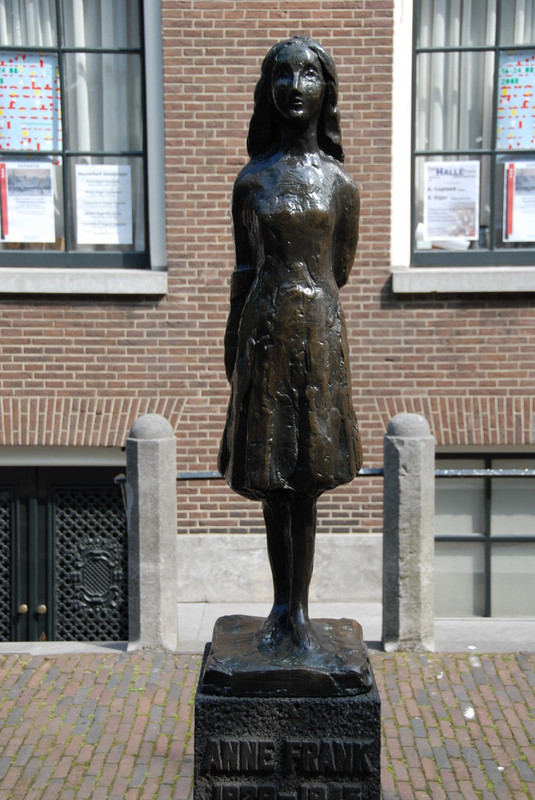 Estatua de Ana Frank en Ámsterdam