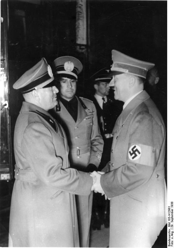 Benito Mussolini estrechando lazos de amistad con Adolf Hitler al formar una alianza para el conflicto