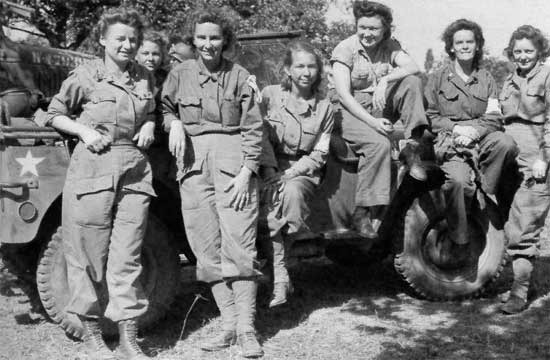 Grupo de Enfermeras del Ejército del 10º Hospital de Campaña, 400 camas de capacidad, posando delante de un camión 1 4-Ton, el 19 de marzo de 1943