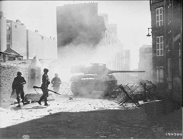 M18 Hellcat en una encrucijada en el barrio de St Marc de Brest, septiembre de 1944