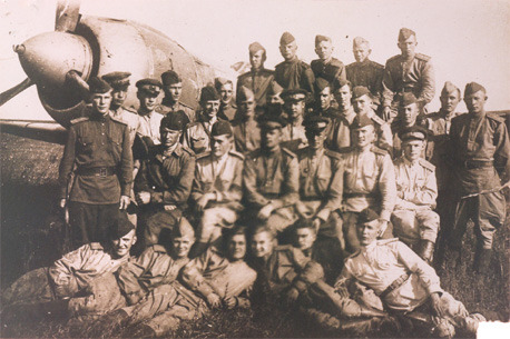 Luis Lavin en una foto con miembros de su unidad
