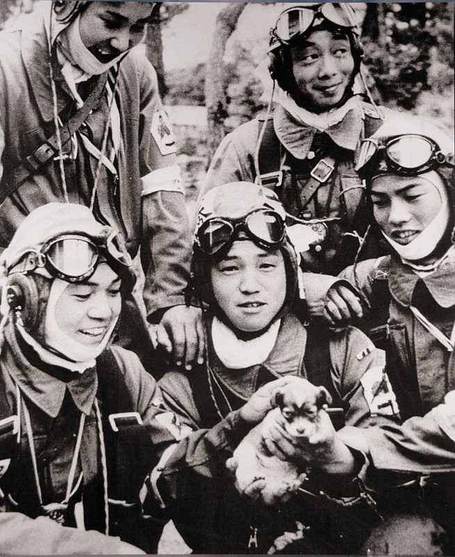 El cabo Yukio Araki, sosteniendo un cachorro, no vivirá para ver el día después. Morirá en un ataque kamikaze con 17 años. Japón, 26 de mayo de 1945