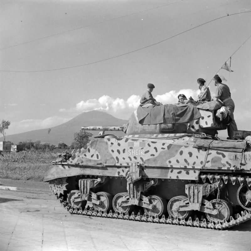Sherman M4 Mk III británico con pintura de camuflaje de la Royal Scots Greys, 2ª Dragones, llamado Sheik. Italia septiembre 1943