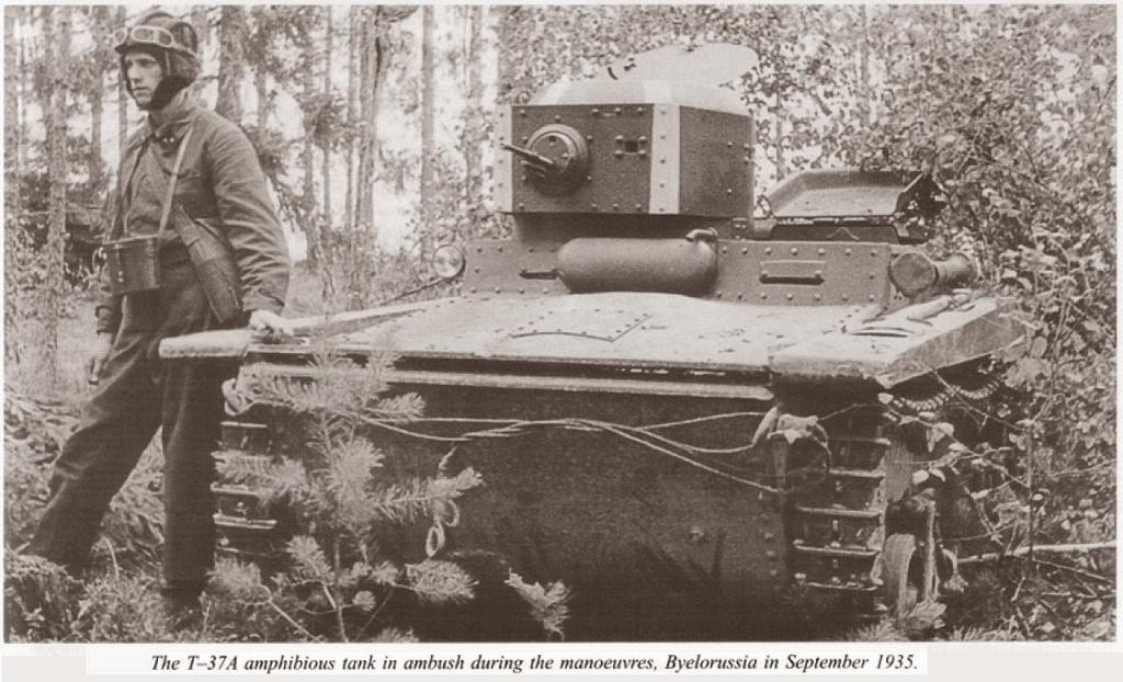 Tanque anfibio T-37A oculto durante unas maniobras, Bielorrusia septiembre de 1935