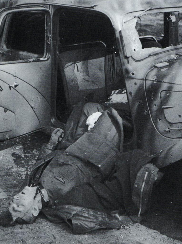 El cuerpo del Generalmajor Kussin en su coche oficial, acribillado a balazos por los hombres del III Bón. del Rgto. Paracaidista en el cruce del camino de Wolfheze, el 17 de septiembre