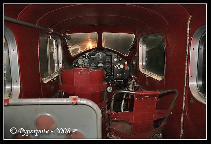 Vista del interior de un Caudron C-635 Simoun