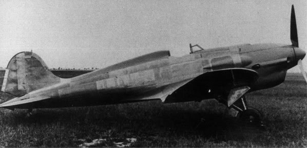 Uno de los primeros prototipos de la serie A, posiblemente el V6, estacionado sobre el pasto de la fabrica Heinkel, luego de haber salidos de la línea de producción