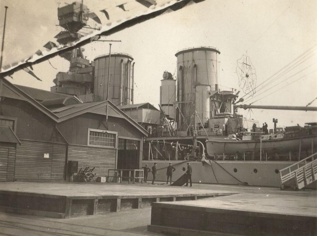 HMS Renown en el muelle Victoria Quay del Puerto de Fremantle,  mayo de 1927