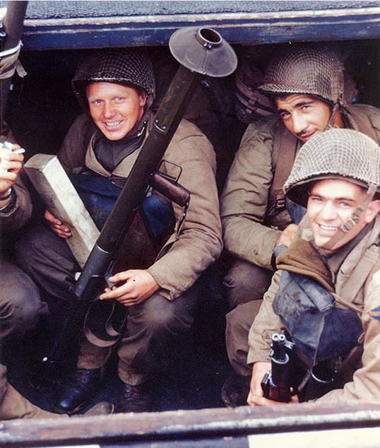 Un grupo de soldados se disponen a zarpar hacia las playas de Normandía. Entre sus armas, un lanzacohetes M1
