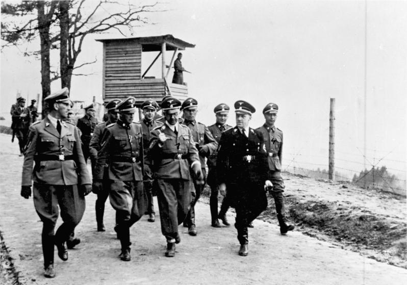Himmler junto a Kaltenbrunner en el campo de concentración de Mauthausen