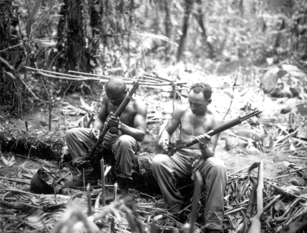 Tras efectuar el despiece básico, estos dos soldados limpian y engrasan sus M1. Bougainville, 1944