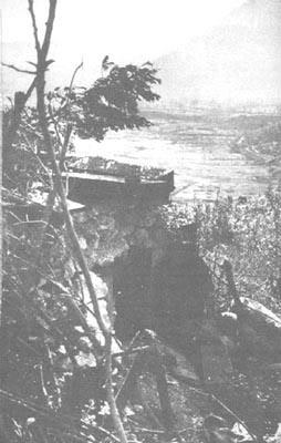 Aunque con poca calidad, la foto muestra los emplazamientos de ametralladora alemanes, totalmente fortificados con piedras y troncos, lo que los hacía prácticamente invulnerables