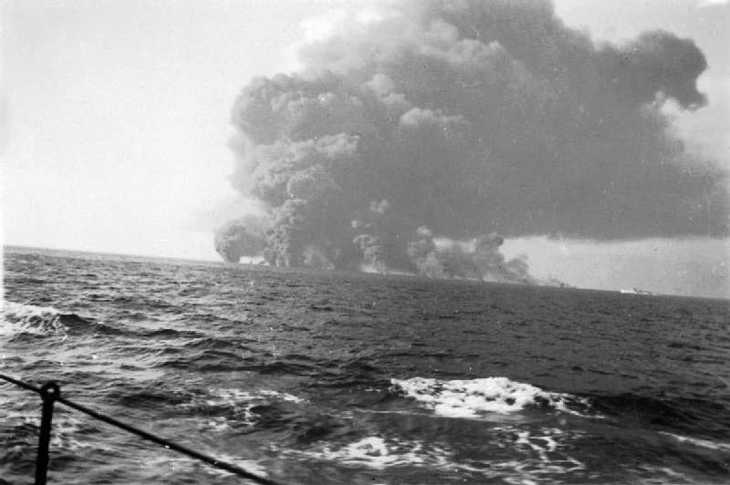 El Mercante SS Waimarama en en momento de su hundimiento