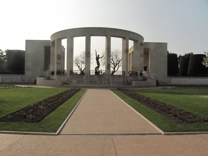 Monumento en memoria a los caídos. Cementerio estadounidense