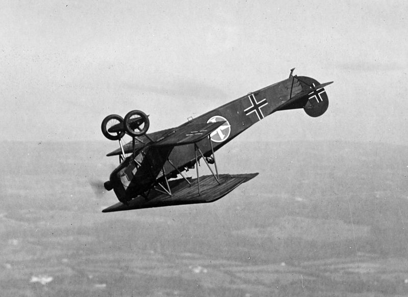 Un D.VII capturado, mientras realiza un Looping, en 1919