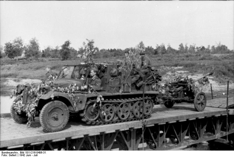 Semioruga aleman remolcando un cañón antitanque PAK 38 de 50 mm