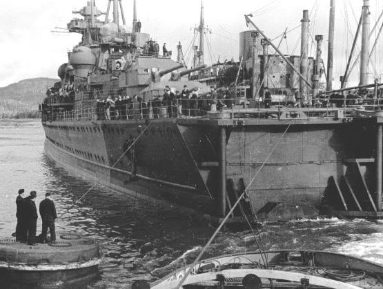 El DKM Prinz Eugen parte de puerto, después de ser reparado en situ por los desperfectos ocasionado en el choque con el DKM Leipzig