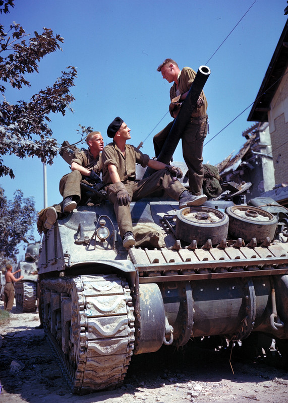 Tripulación de un tanque Sherman canadiense, el 28 de julio de 1944