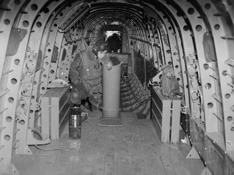 Interior de un Avro Manchester Mark I, L7288 EM-H, del 207º Escuadrón de la RAF con base en el Aeródromo de Waddington, Lincolnshire