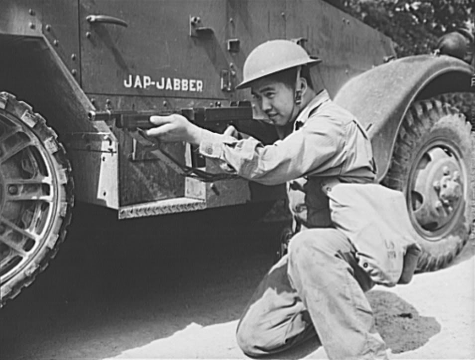 Un Soldado posando con su Thompson M1928A1 en Fort Knox, Kentucky, en 1942