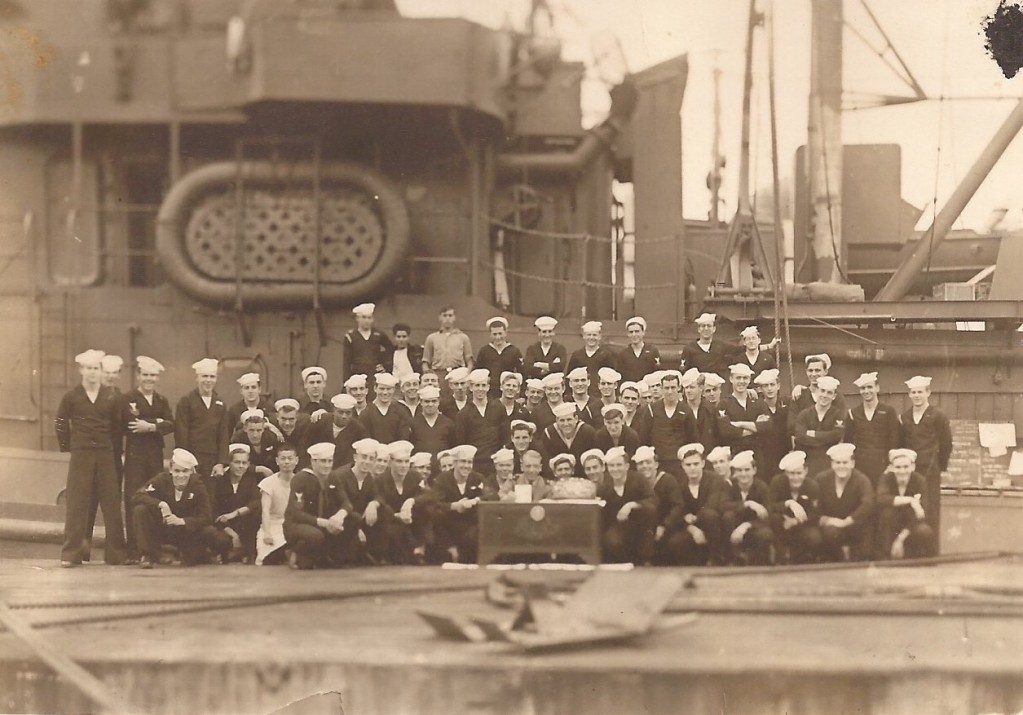 Fotografía de parte de su tripulación el día de su entrega oficial a la USS Navy, el 26 de enero de 1944