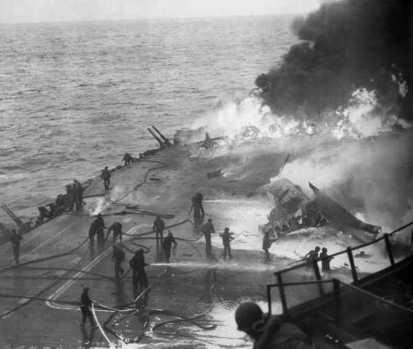 Cubierta del USS Saratoga después del impacto de un avión el 21 de febrero de 1945