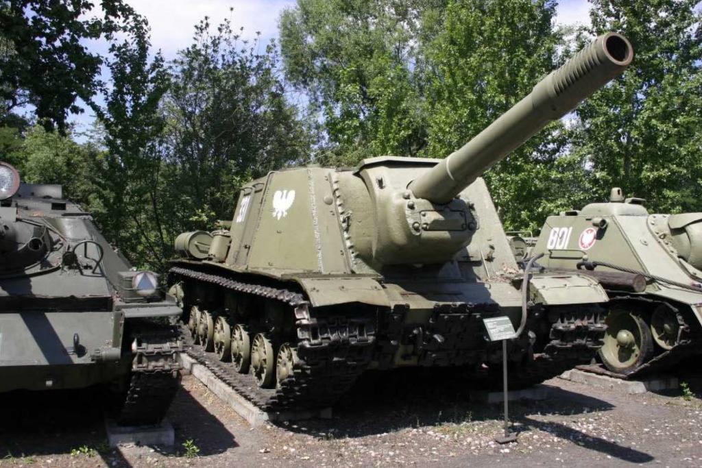 ISU-152 conservado en el Polish Army Museum, Fort IX Czerniakowski, Varsovia, Polonia