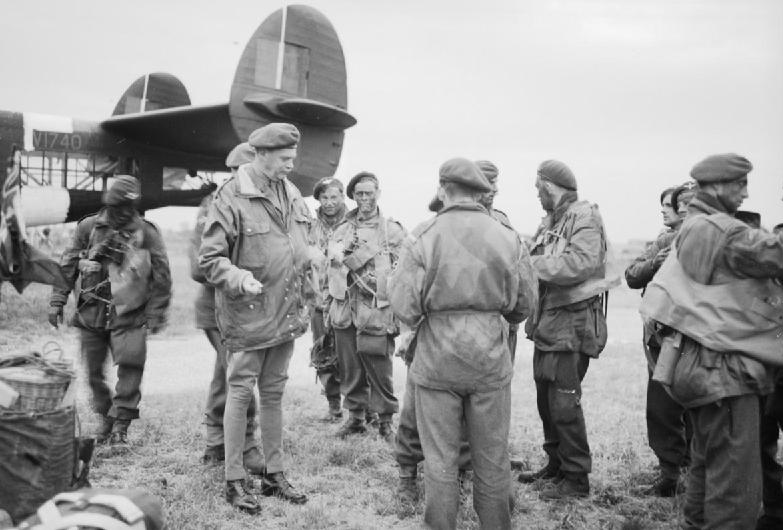 El Major General Richard Nelson Gale, Commander de la 6ª División Paracaidista, conversa con miembros de la 5ª Brigada Paracaidista, al lado de un Armstrong Whitworth Albemarle, el 5 de junio de 1944
