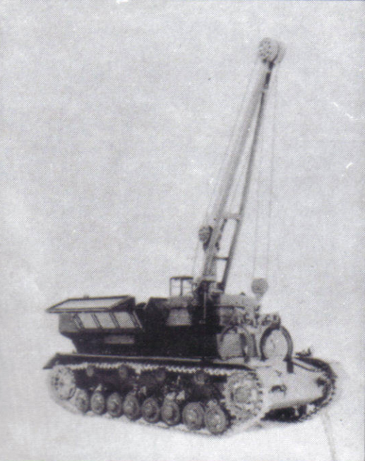 El Munitionpanzer IV Ausf F empleado para el transporte de los proyectiles pesados para el Mortero Autopropulsado Karl de 60 cm, aparece aquí con el brazo de la grúa elevado