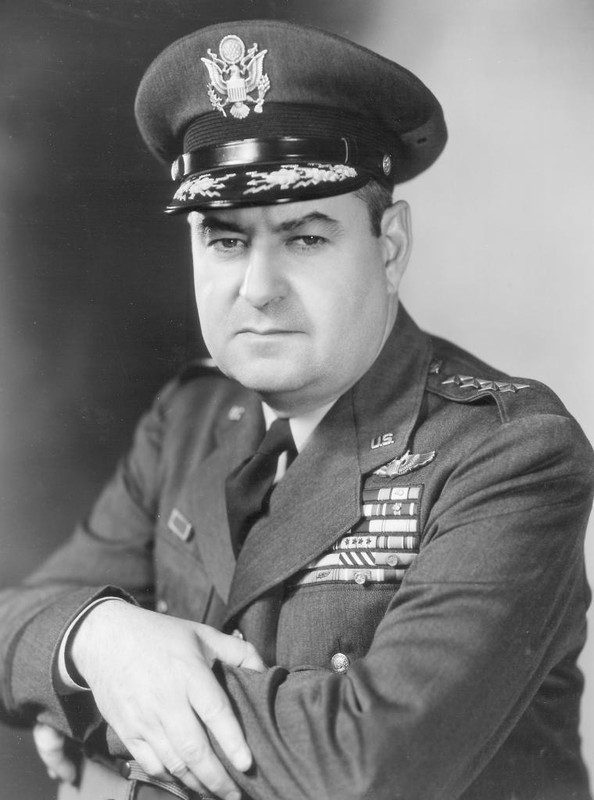 El general Curtis LeMay con su uniforme de la Fuerza Aérea