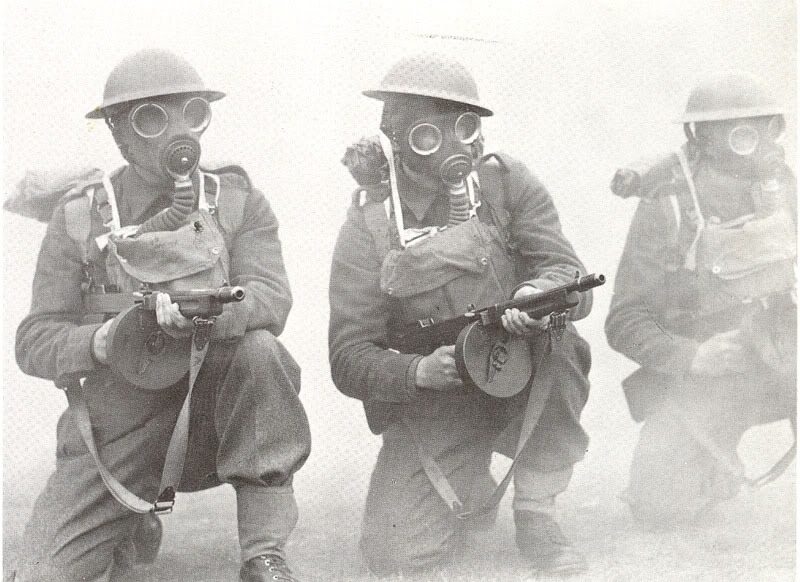 Tropas británicas durante un entrenamiento con máscaras antigas. Todos llevan subfusiles Thompson M1928A1