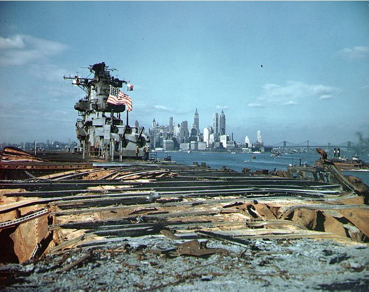 Vista de la pista del USS Franklin CV-13 anclado en el puerto de Nueva York, el 28 de abril de 1945