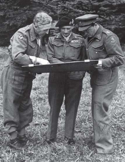 Teniente General Brian Hoorocks , izquierda, Montgomery, centro y el Príncipe Bernhard, derecha