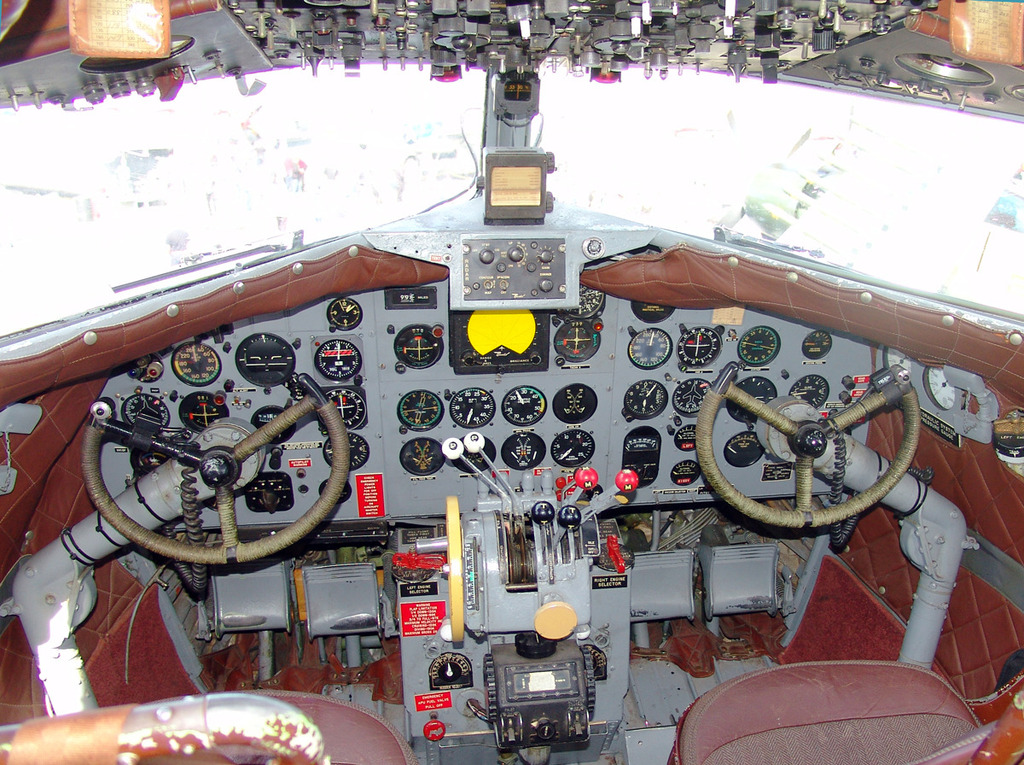 Cabina de un Douglas C-47 Skytrain