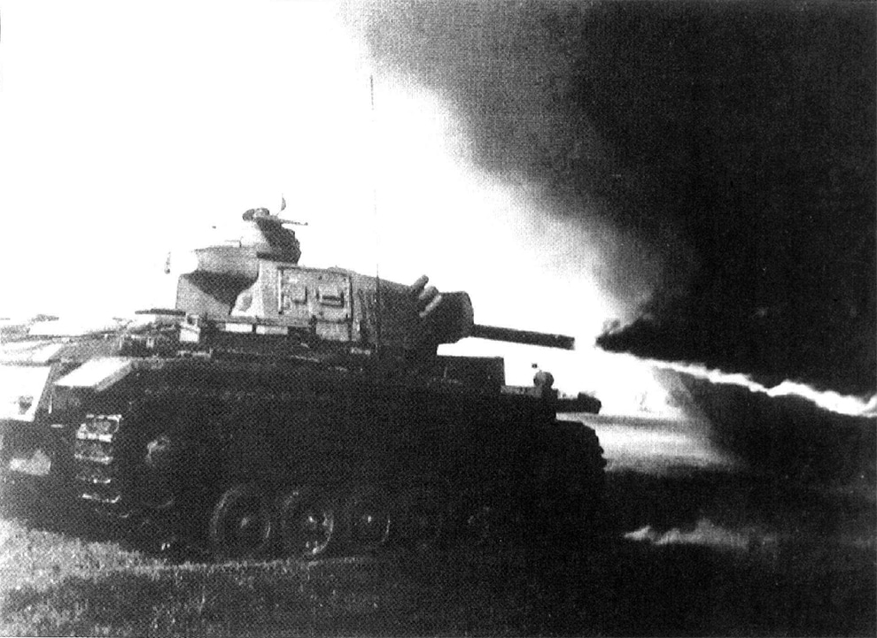 Panzerkampfwagen III F1 demostrando sus posibilidades durante un ejercicio de entrenamiento. Las llamas y el humo ciertamente atraían mucho la atención. Estos Panzerkampfvvagen III F1 fueron construidos en 1943, se basaban en el Panzerkampfwagen III Ausf. M y presentaban sellado para vadeo profundo y escape elevado con válvula unidireccional