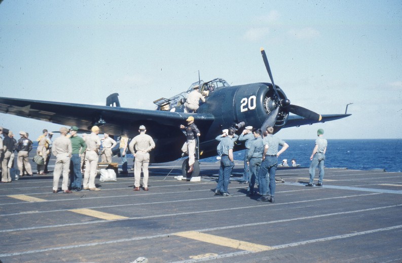 TBM-3 en la cubierta del USS Essex