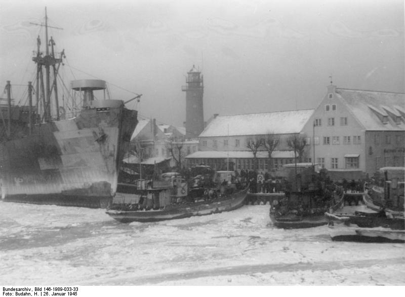 Refugiados de Prusia Oriental en el puerto de Pillau, 26 de enero de 1945