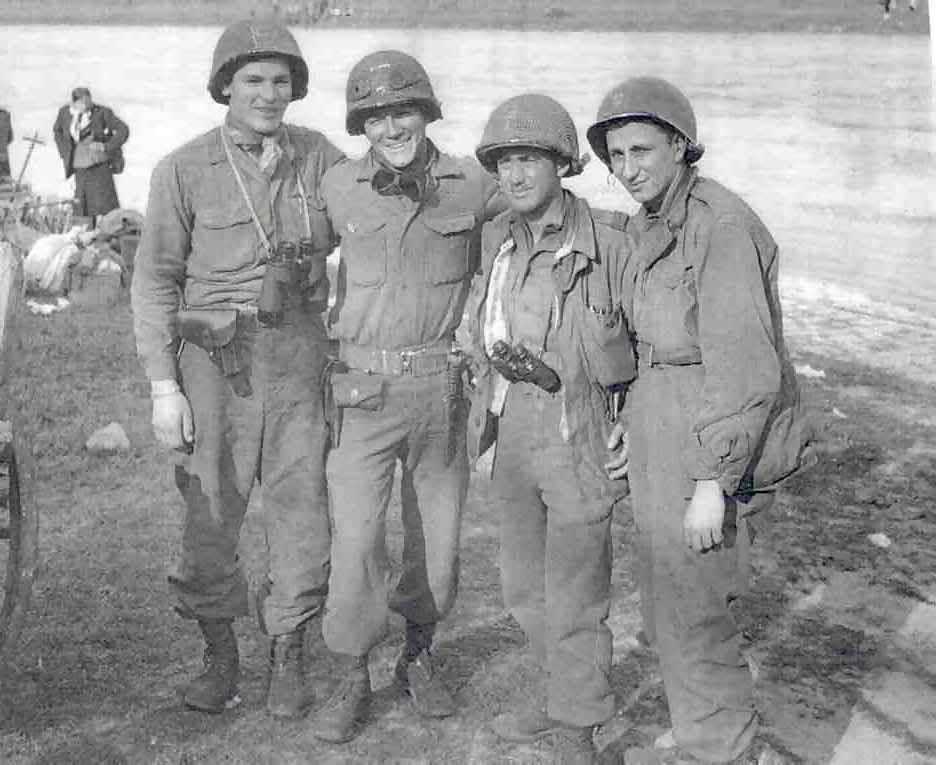 Imagen del teniente Kotzebue, el segundo por la izquierda, con algunos miembros de la patrulla que tuvo el primer encuentro con los soviéticos