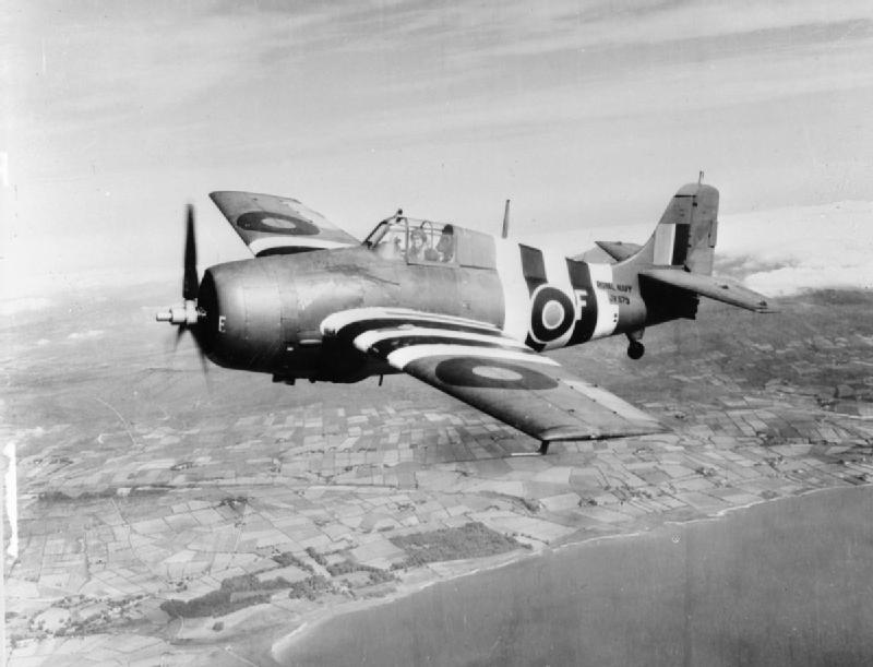 Un Fleet Air Arm Wildcat en 1944, mostrando bandas de invasión durante el el Día D