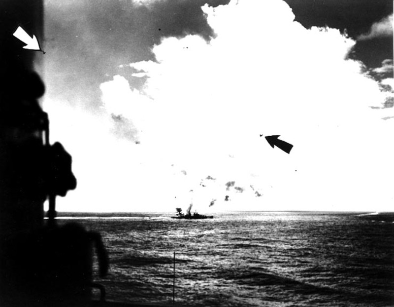 La flecha marca uno de los aviones japoneses lanzándose contra el USS Juneau