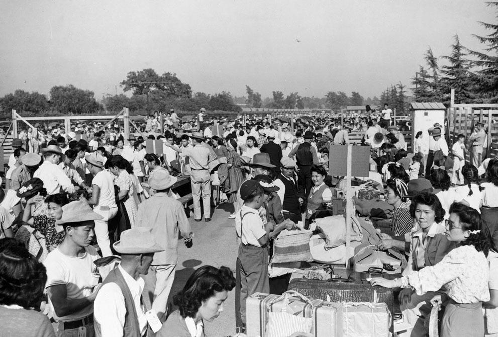 Personas de ascendencia japonesa de San Pedro, California, llegan al centro de concentración de Santa Anita en Arcadia, California, en 1942