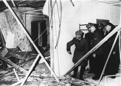 Hitler junto a Mussolini observando la sala destrozada por la bomba