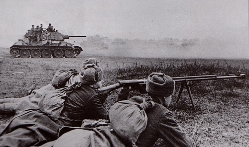 Infantería soviética protegiendo los flancos de un ataque blindado