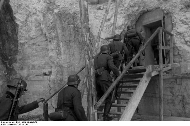 Tropas alemanas entrando en un búnker de la Línea Sigfrido durante la Drôle de Guerre