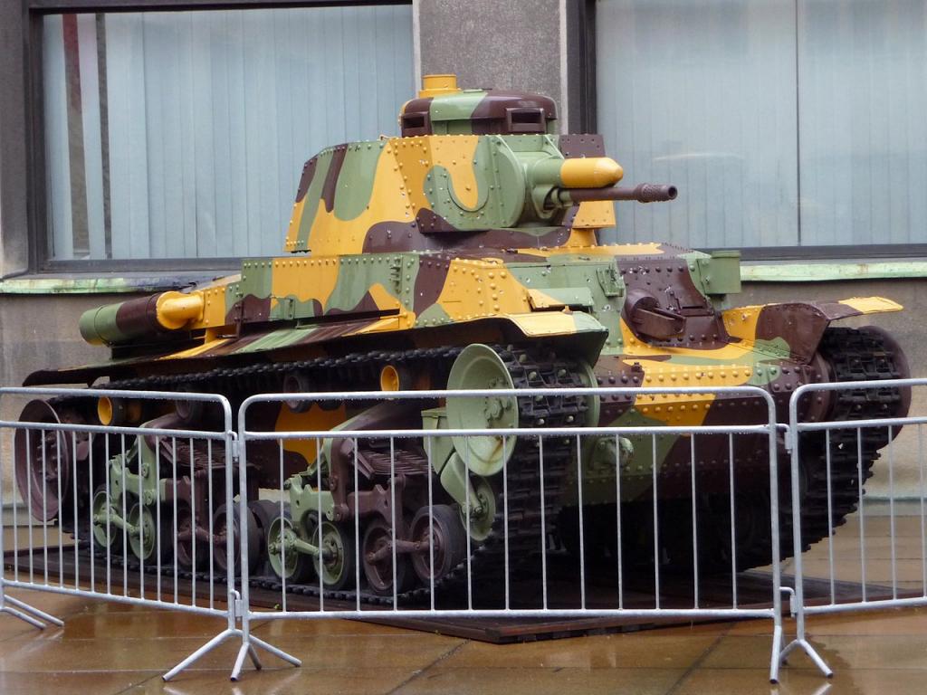 Diferentes vistas de un LT vz 35, expuesto en el Museo Militar de Praga