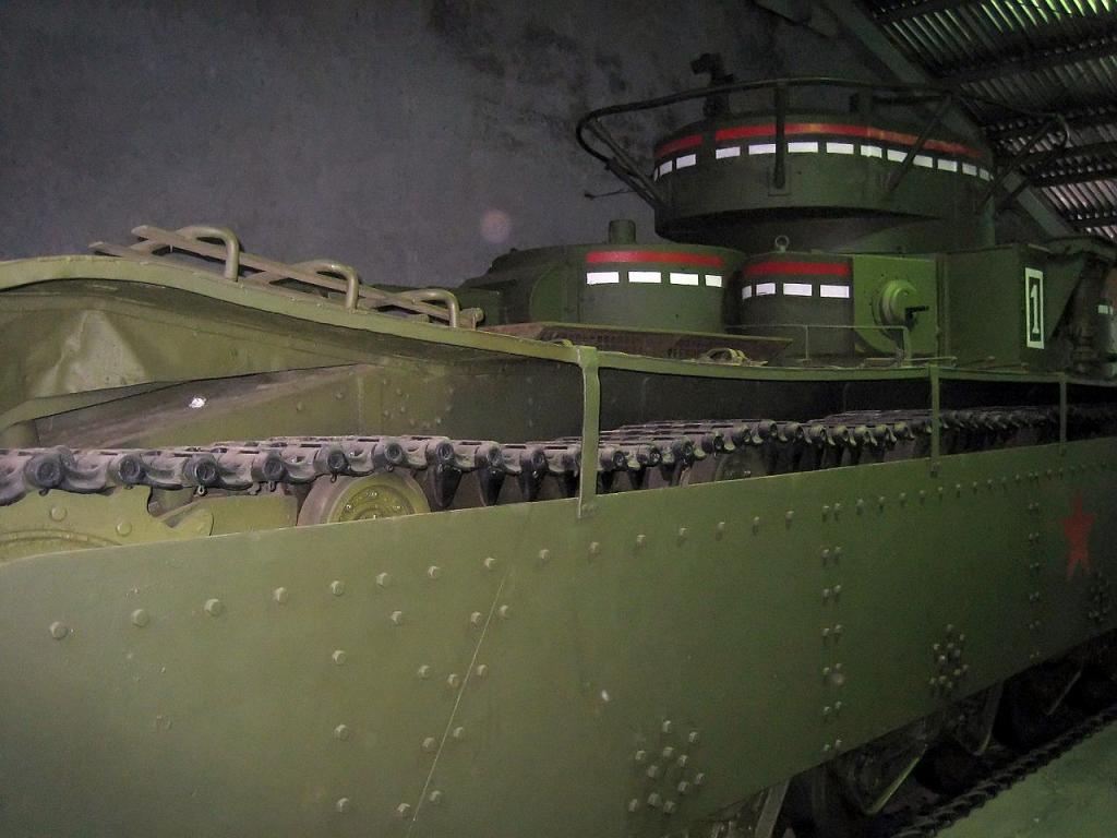 Lateral de un T-35 conservado en el Museo de Blindados de Kubinka