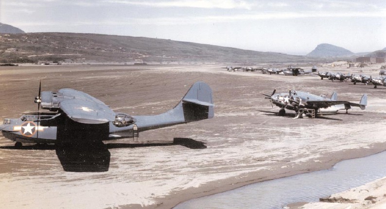 PBY-5A Catalinas y Lockheed PV-1 Venturas estacionados en el AerÃ³dromo Hawkins, en la Isla Betio, de las Gilbert, en Marzo de 1944