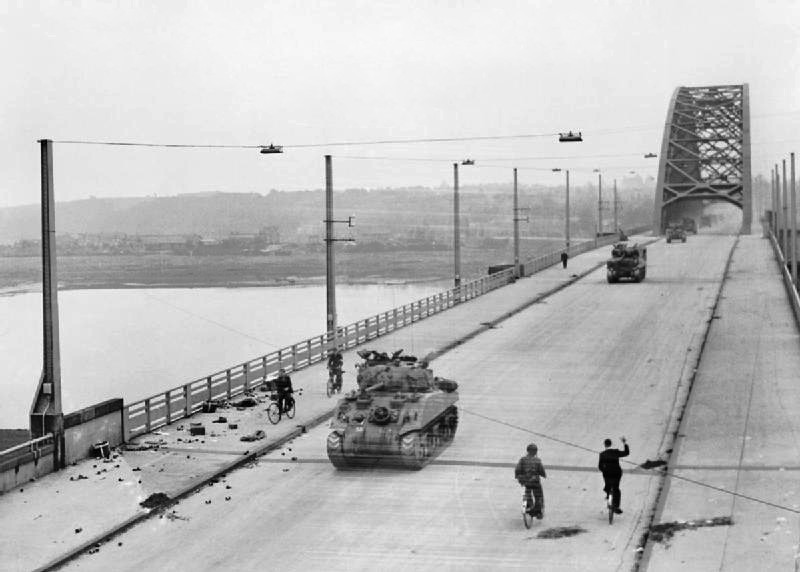 Blindados del XXX Cuerpo cruzan el puente de Nimega, después de su captura