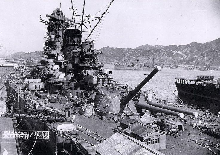 Vista del Acorazado Japones IJN Yamato durante su construcción, se puede apreciar las torres principales de 457 mm