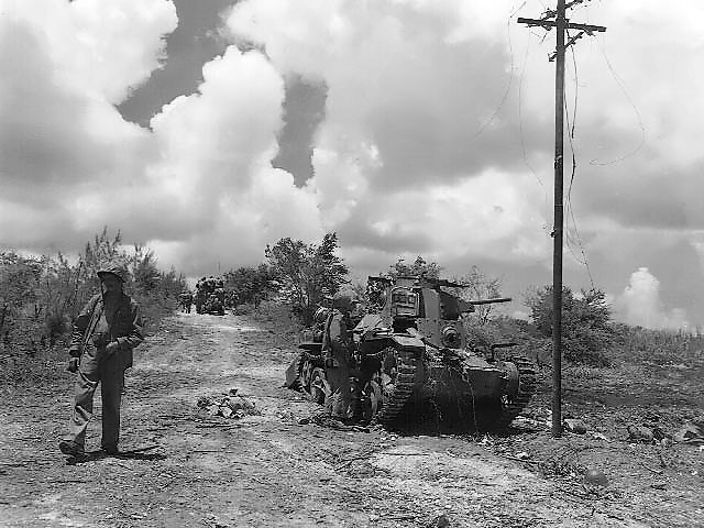 Infantes de marina observan un tanque japonés destruido, Tinian, Islas Mariana, julio o agosto de 1944